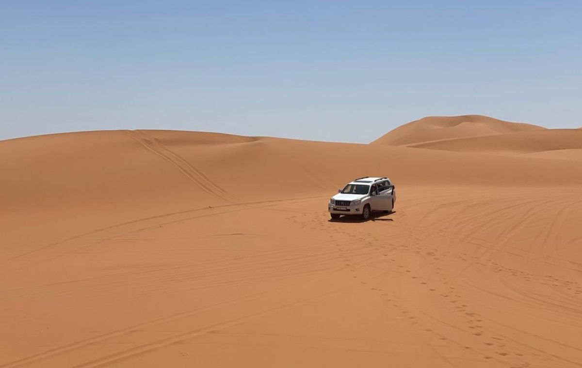 4x4 driving through sand dunes, on the way from Fes to Merzouga